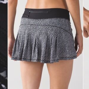 Lululemon Circuit Breaker Skirt (Regular) 13” size 10 black & white